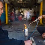 Как удалить монтажную пену из выхлопной трубы
