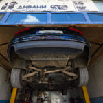 автомобиль на подьемнике без выхлопной системы